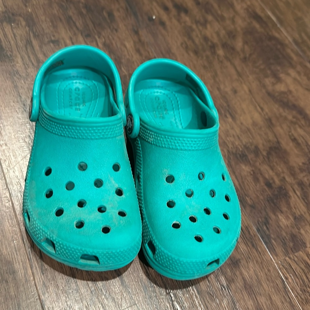 11C crocs boys